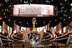 ARCHIVO - El escenario principal durante la 68.ª edición de los premios Primetime Emmy en Los Ángeles, el 18 de septiembre de 2016. (Foto Chris Pizzello/Invision/AP, archivo)