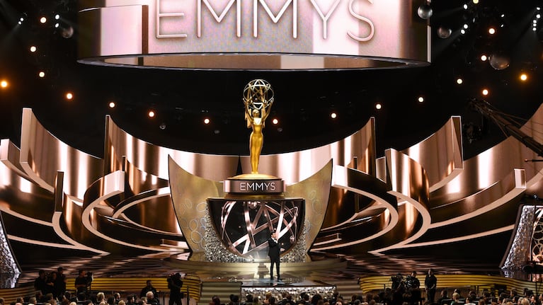 ARCHIVO - El escenario principal durante la 68.ª edición de los premios Primetime Emmy en Los Ángeles, el 18 de septiembre de 2016. (Foto Chris Pizzello/Invision/AP, archivo)