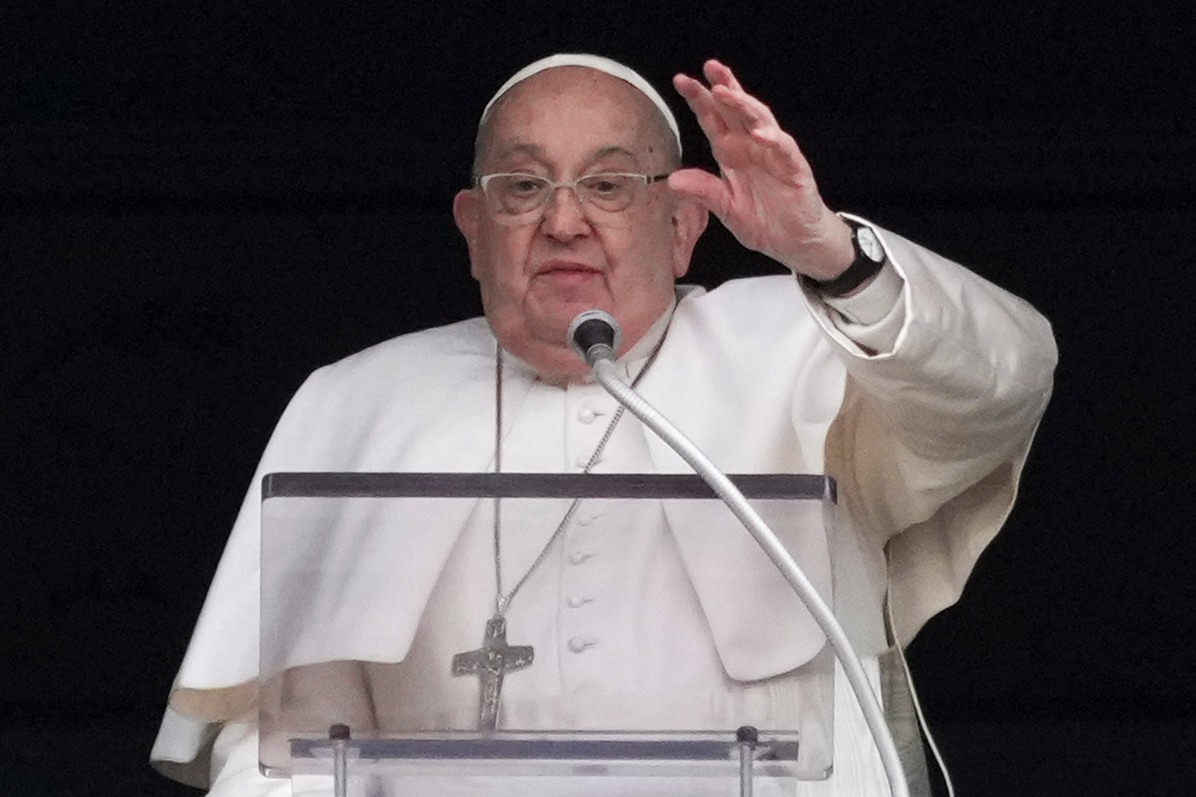 ARCHIVO - El Papa Francisco da su bendición mientras recita la oración del Ángelus del mediodía desde la ventana de su estudio con vista a la Plaza de San Pedro, en el Vaticano, el domingo 19 de enero de 2025. (AP Foto/Andrew Medichini, Archivo)
