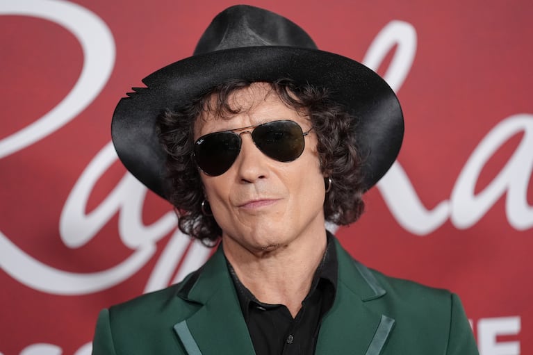ARCHIVO - Enrique Bunbury llega a la ceremonia de entrega del premio Persona del Año de la 26ª edición de los Latin Grammys el miércoles 12 de noviembre de 2025 en Mandalay Bay en Las Vegas. (Foto AP/Chris Pizzello, archivo)