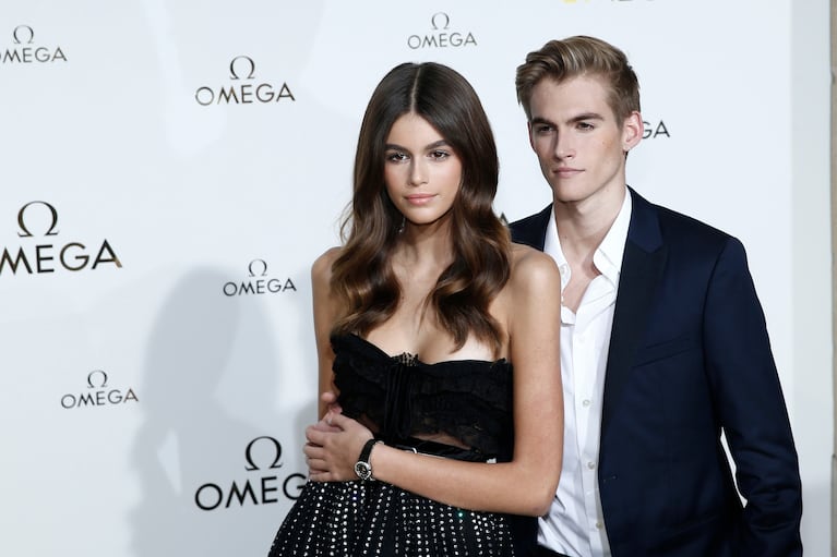 ARCHIVO - La modelo Kaia Gerber, izquierda, y su hermano Presley Gerber posan en París el 29 de septiembre de 2017. (Foto AP /Kamil Zihnioglu, archivo)