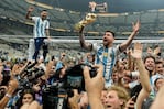 ARCHIVO - Lionel Messi alza el trofeo de la Copa Mundial luego que Argentina derrotase a Francia en la final, el 18 de diciembre de 2022, en Lusail Qatar. (AP Foto/Martin Meissner)