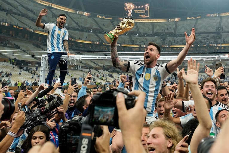 ARCHIVO - Lionel Messi alza el trofeo de la Copa Mundial luego que Argentina derrotase a Francia en la final, el 18 de diciembre de 2022, en Lusail Qatar. (AP Foto/Martin Meissner)