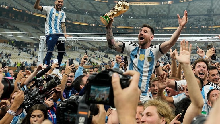 ARCHIVO - Lionel Messi alza el trofeo de la Copa Mundial luego que Argentina derrotase a Francia en la final, el 18 de diciembre de 2022, en Lusail Qatar. (AP Foto/Martin Meissner)