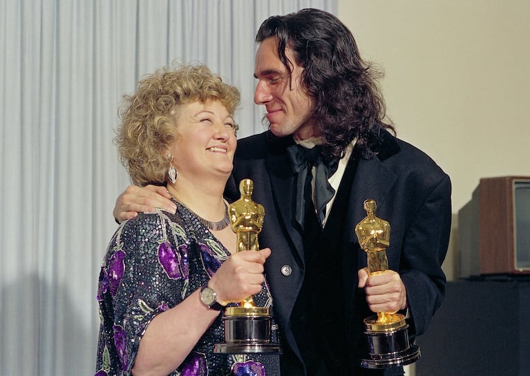 ARCHIVO - Los actores de "My Left Foot" Brenda Fricker, ganadora del Oscar a la mejor actriz de reparto, y Daniel Day-Lewis, ganador del Oscar al mejor actor, en la 62.ª edición de los premios de la Academia en Los Ángeles, el 26 de marzo de 1990. (Foto AP/Bob Galbraith, archivo)