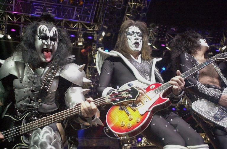 ARCHIVO – Los guitarristas de Kiss Paul Stanley, derecha, Ace Frehley, centro, y el bajista Gene Simmons en Detroit, el jueves 25 de mayo de 2000. (AP Foto/Paul Warner, Archivo)