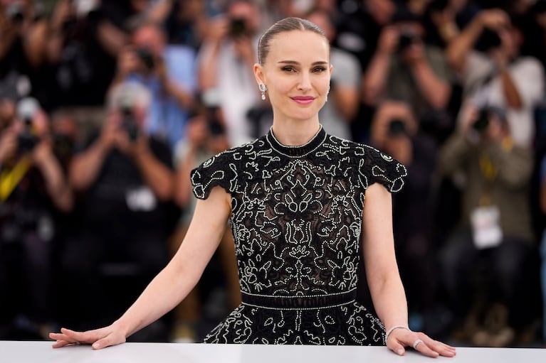 ARCHIVO - Natalie Portman aparece en la sesión fotográfica de la película "Arco" en el 78º Festival Internacional de Cine de Cannes, en el sur de Francia, el 16 de mayo de 2025. (Foto Scott A Garfitt/Invision/AP, archivo)