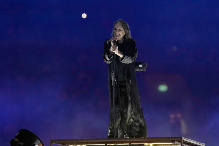 ARCHIVO - Ozzy Osbourne se presenta durante la ceremonia de clausura de los Juegos de la Commonwealth en el estadio Alexander en Birmingham, Inglaterra, el 8 de agosto de 2022. (Foto AP/Alastair Grant, archivo)