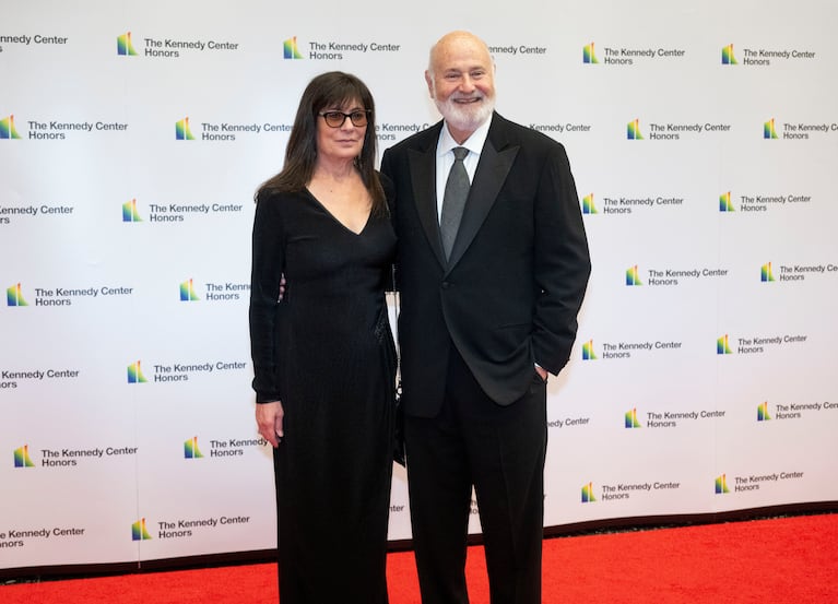 ARCHIVO - Rob Reiner y Michele Reiner llegan a la alfombra roja del Departamento de Estado para la cena de gala del Kennedy Center Honors, el 2 de diciembre de 2023, en Washington. (Foto AP/Kevin Wolf, archivo)