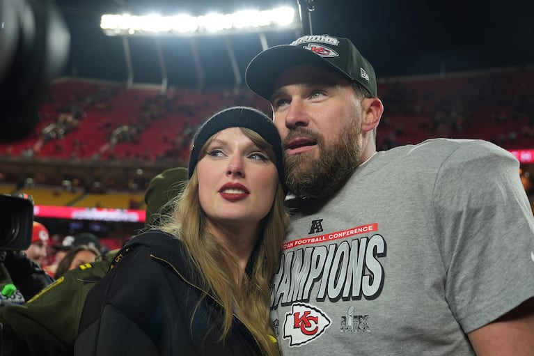 ARCHIVO - Taylor Swift felicita al *tight end* de los Kansas City Chiefs, Travis Kelce (a la derecha), mientras celebran la victoria de los Chiefs sobre los Buffalo Bills en el partido por el campeonato de la AFC de la NFL, el 26 de enero de 2025, en Kansas City, Misuri. (Foto AP/Charlie Riedel, archivo)