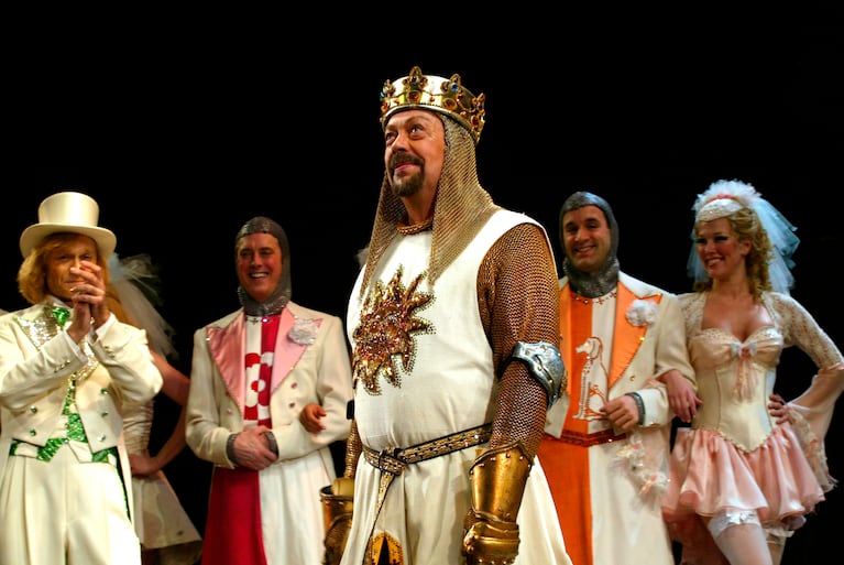 ARCHIVO - Tim Curry interpreta un número del musical "Spamalot" durante el estreno en Broadway el 17 de marzo de 2005, en Nueva York. (Foto AP/Stuart Ramson, archivo)