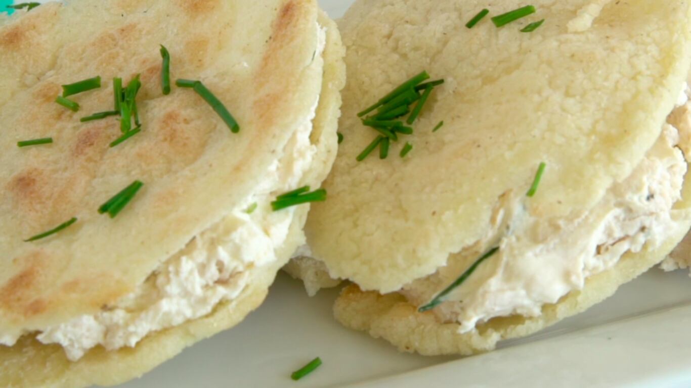 arepas, pollo, queso, crema