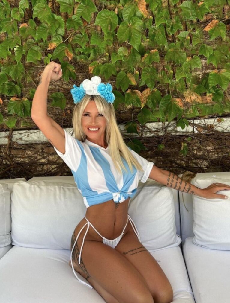 Argentina campeón: Flor Peña festejó con camiseta de la Selección y traje de baño blanco