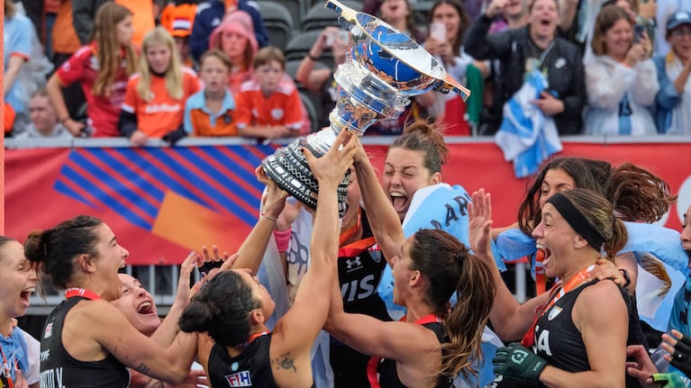 Argentina levanta el trofeo de campeonas de la Copa del Mundo de hockey sobre césped tras vencer a los Países Bajos en la final, el sábado 29 de agosto de 2026, en Amstelveen, Países Bajos. (AP Foto/Patrick Post)