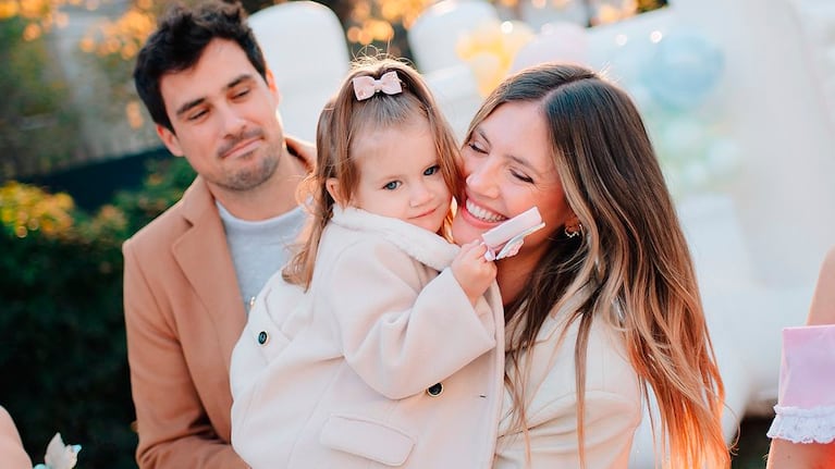 Ari con sus papás Stephanie Demner y Guido Pella (Foto: Instagram @stephaniedemner)