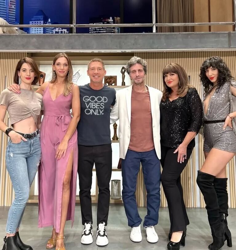 Ariadna Asturzzi, Carla PandolfiAdrián Suar, Diego Peretti, Patricia Echegoyen, y Jessica Abouchain en Inmaduros. (Foto: @ariadnaasturzzi)