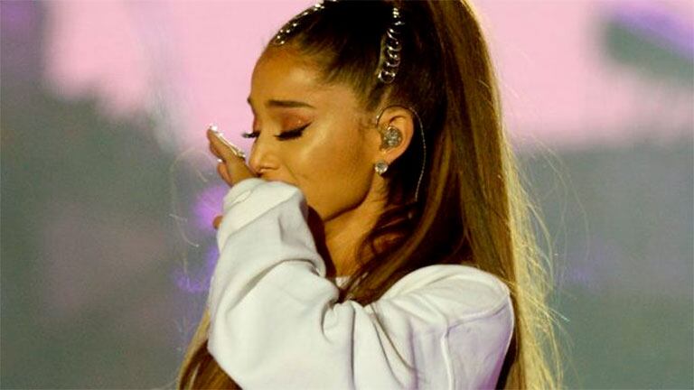 Ariana Grande saluda a sus fans en aniversario de Manchester