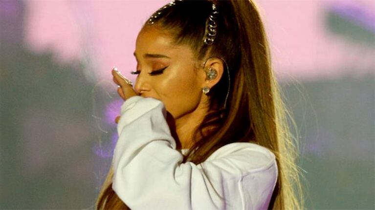 Ariana Grande saluda a sus fans en aniversario de Manchester
