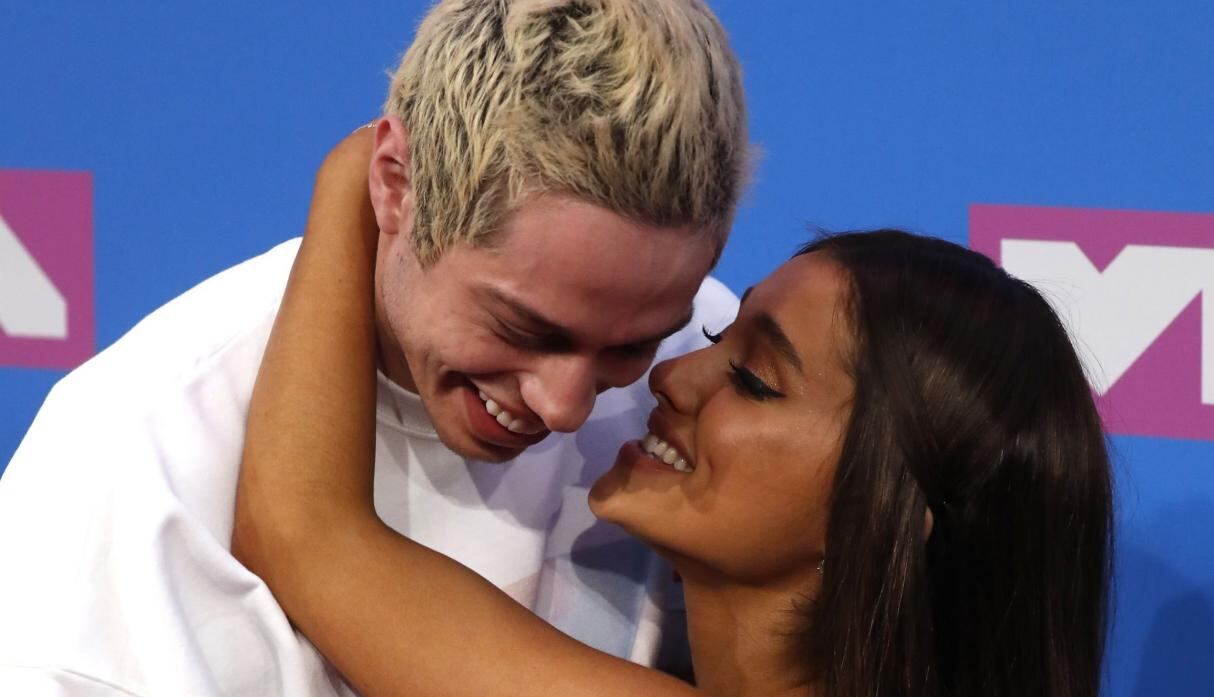 Ariana Grande y Pete Davidson se comprometieron con tan solo un mes de relación