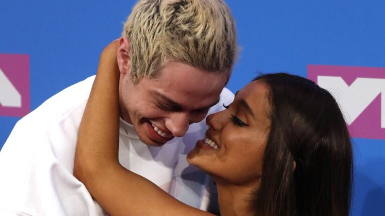 Ariana Grande y Pete Davidson se comprometieron con tan solo un mes de relación