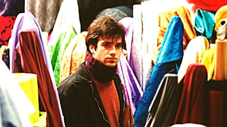 Ariel Makaroff es un joven de ascendencia judía cuya vida transcurre entre vidrieras, galerías y calles de Once.