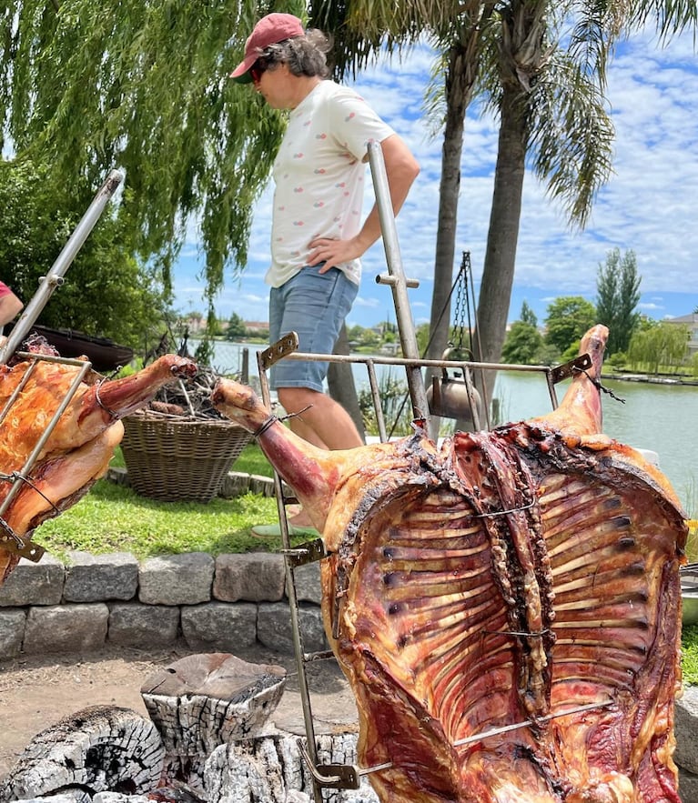 Ariel mostró su asador. Foto: IG | arielrodriguezpalacios