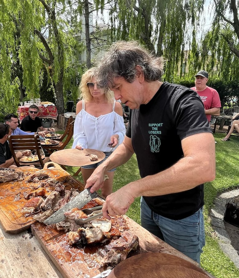 Ariel mostró su asador. Foto: IG | arielrodriguezpalacios