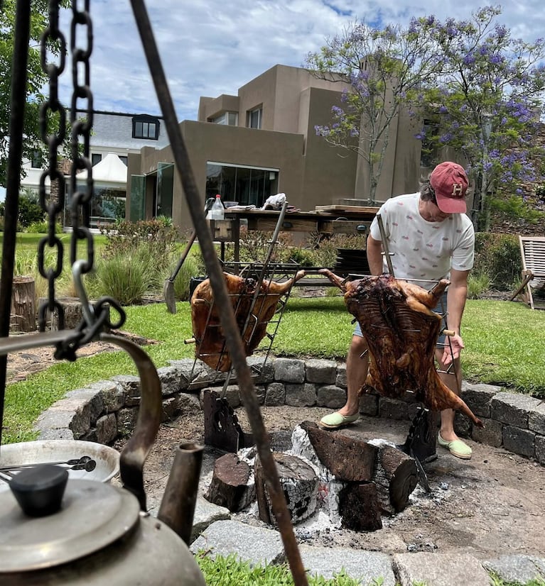 Ariel mostró su asador. Foto: IG | arielrodriguezpalacios