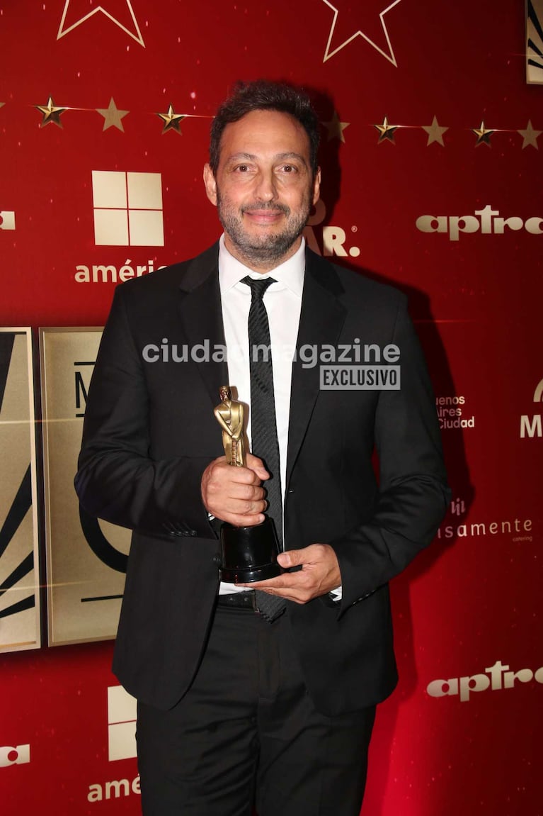 Ariel Staltari con su Martín Fierro de Cine y Series (Foto: Movilpress)