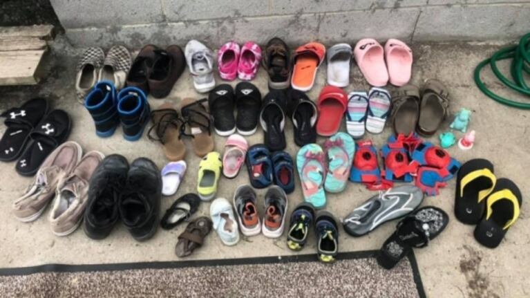 Armó una página en Facebook para devolver los zapatos que su gato robaba en el barrio