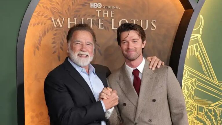 Arnold Schwarzenegger y Patrick Schwarzenegger, en el lanzamiento de la tercera temporada de The White Lotus. Foto: Instagram @schwarzenegger