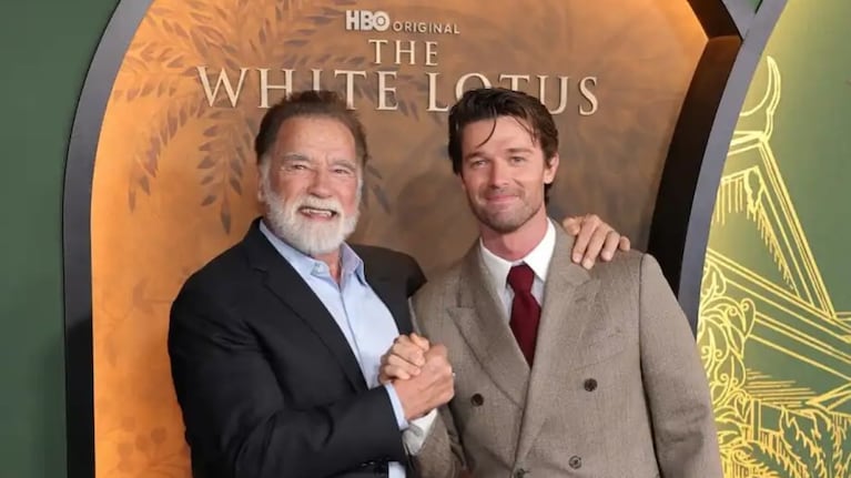 Arnold Schwarzenegger y Patrick Schwarzenegger, en el lanzamiento de la tercera temporada de The White Lotus. Foto: Instagram @schwarzenegger