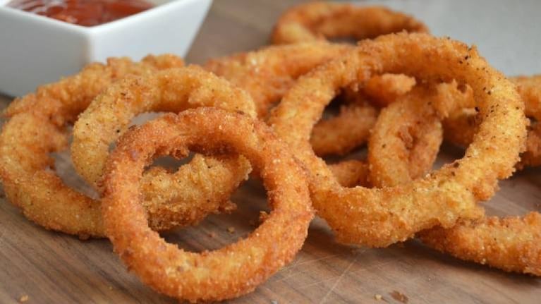 Aros de cebolla bien crujientes, una receta fácil y económica