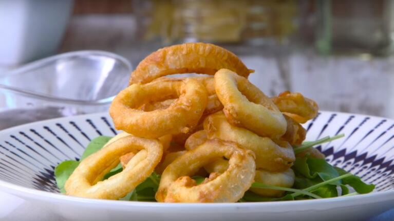 Aros de cebolla, la receta para que queden crujientes y llenos de sabor. Foto: Cucinare TV