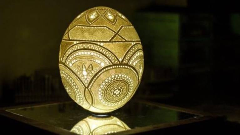 Artista crea una escultura con una cáscara de huevo con más de 45.800 pequeños agujeros