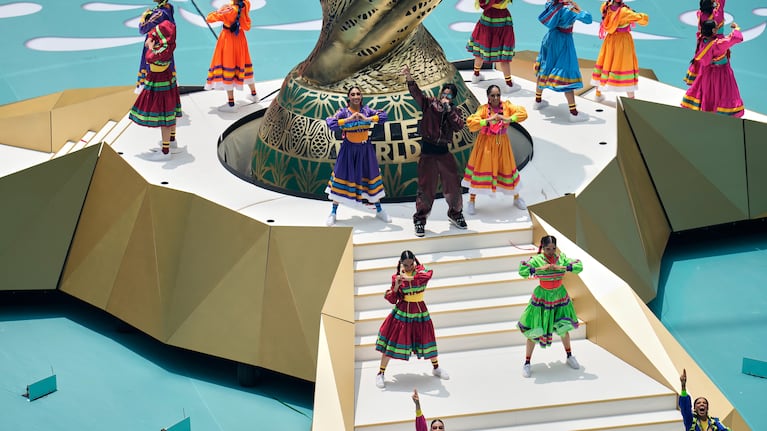 Artistas en el campo durante la ceremonia de apertura previa al inicio del partido de fútbol del Grupo A de la Copa Mundial entre México y Sudáfrica en la Ciudad de México, el jueves 11 de junio de 2026. (Foto AP/Ricardo Mazalán)