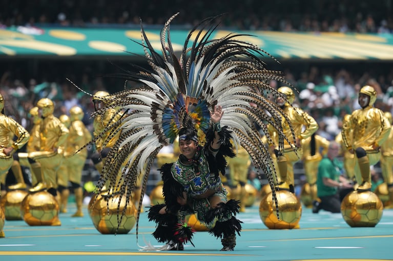 Artistas participan en la ceremonia de apertura previa al partido de fútbol del Grupo A de la Copa Mundial entre México y Sudáfrica en la Ciudad de México, el jueves 11 de junio de 2026. (Foto AP/Silvia Izquierdo)
