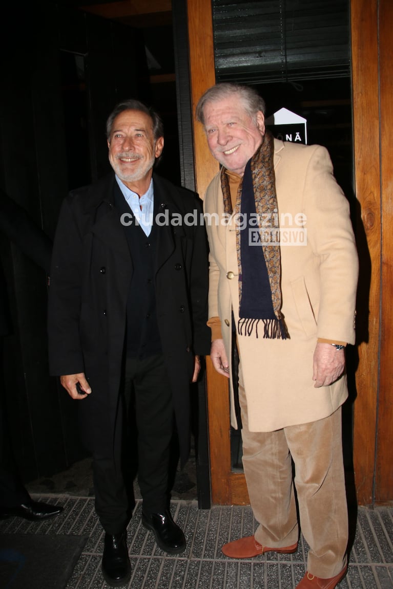 Arturo Puig en el festejo del fin del rodaje de la comedia de Adrián Suar y Guillermo Francella, Un funeral y medio (Foto: Movilpress).