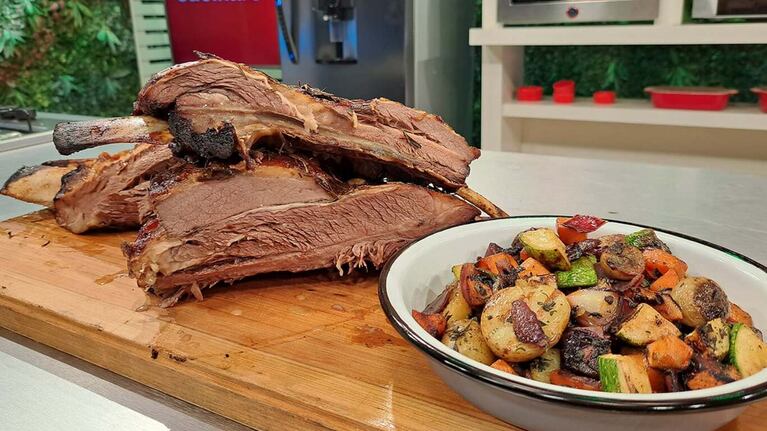 Asado al horno con vegetales grillados