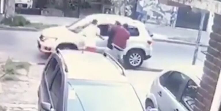 Asaltan a una pareja y antes de llevarse el auto le dejan bajar la silla de ruedas
