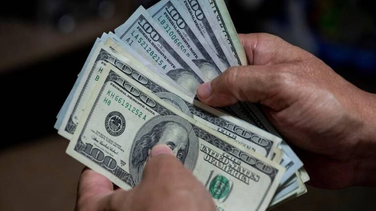 Aseguran que los altos funcionarios no podrán comprar dólares