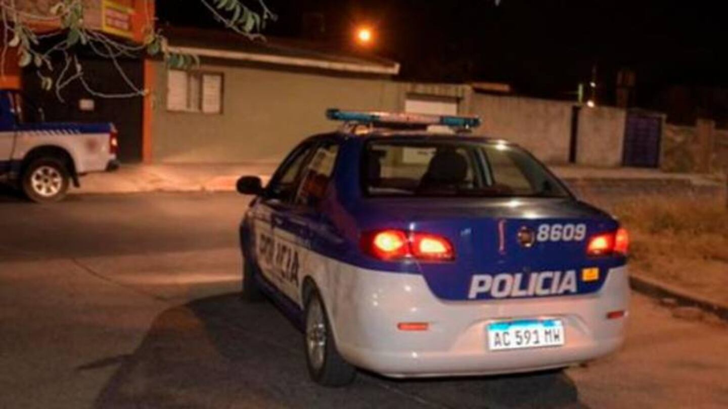 Asesinan a un joven de una puñalada en su casa e investigan su fue un ajuste de cuentas