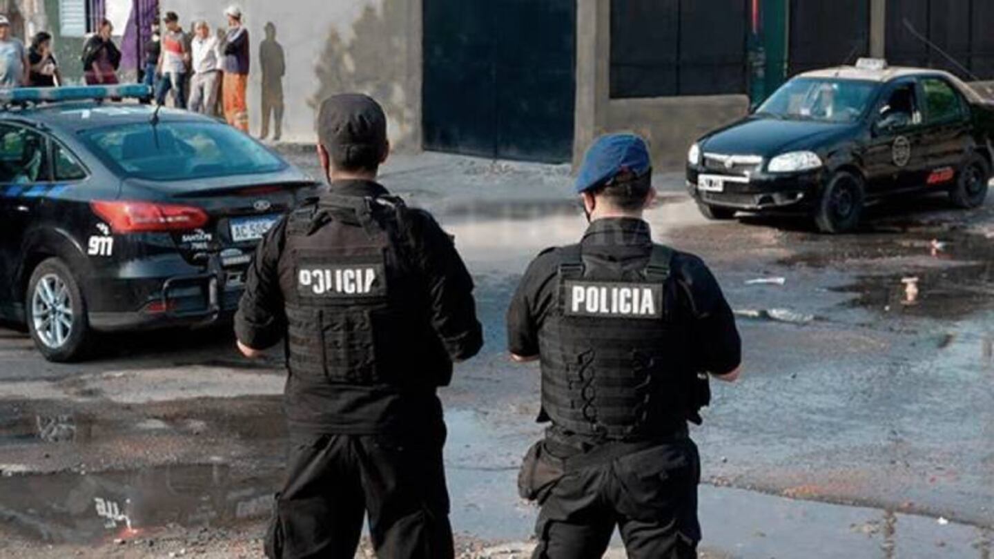 Asesinan de un balazo a un joven y hieren a una mujer al atacarlos a tiros desde un auto