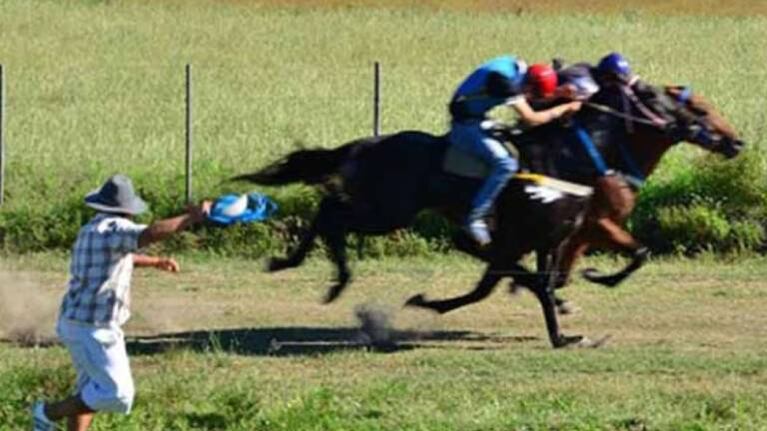 Asesinan de una puñalada a un hombre durante una pelea por una carrera de caballos ilegal