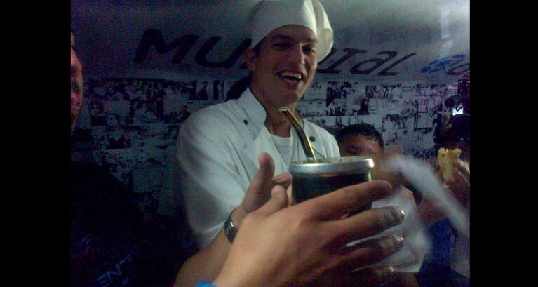 Ashton Kutcher en Brasil por el Mundial. (Foto: Twitter @MundialAndando)