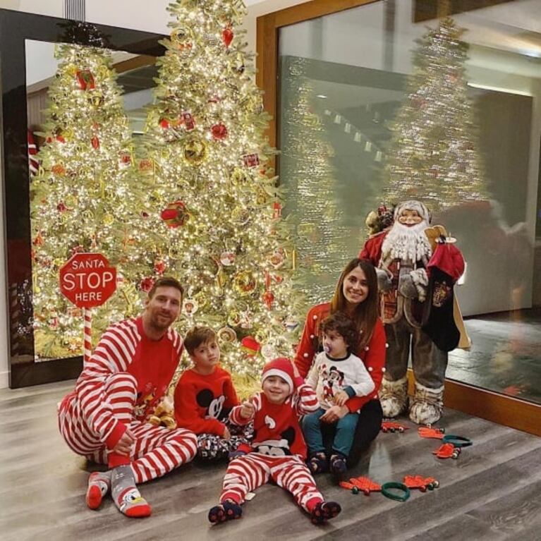 Así celebraron la Navidad los famosos: fotos familiares, mensajes de amor y looks festivos