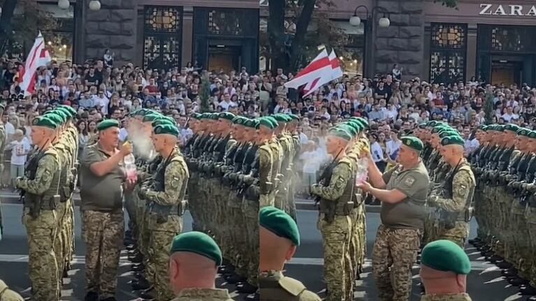 Así combate el intenso calor un grupo de militares durante un desfile en Kiev