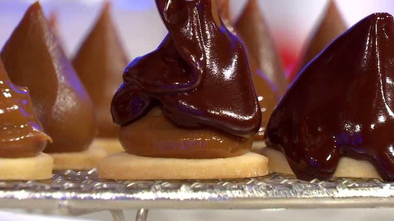 Así de fácil se preparan los conitos de dulce de leche, una tentación bien argentina. Foto: Cucinare.TV.