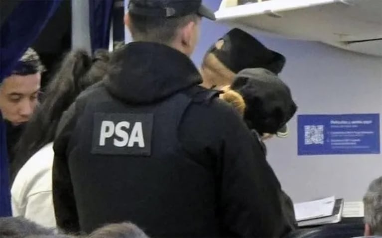 Así encontraron a los rosarinos teniendo relaciones en el avión: la insólita excusa del hombre a su esposa