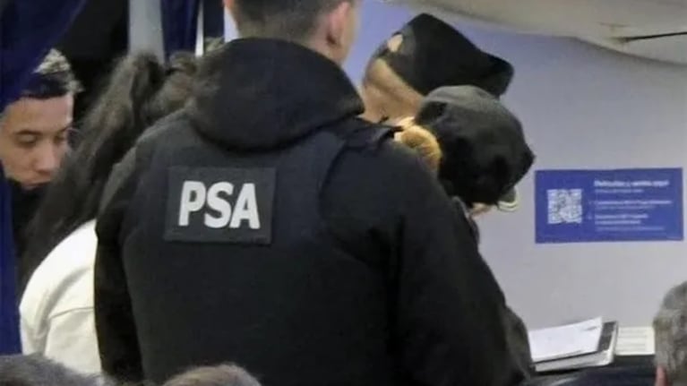 Así encontraron a los rosarinos teniendo relaciones en el avión: la insólita excusa del hombre a su esposa